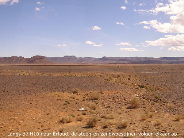 Wij rijden naar Erfoud, de steen-/zandwoestijnen volgen elkaar op