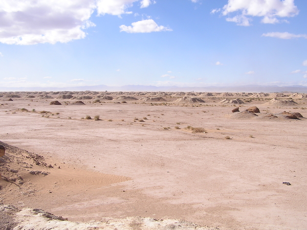 Gedolven waterputten nabij Fezna, nu in onbruik.