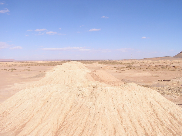 Gedolven waterputten nabij Fezna, nu in onbruik, grondwaterlaag u