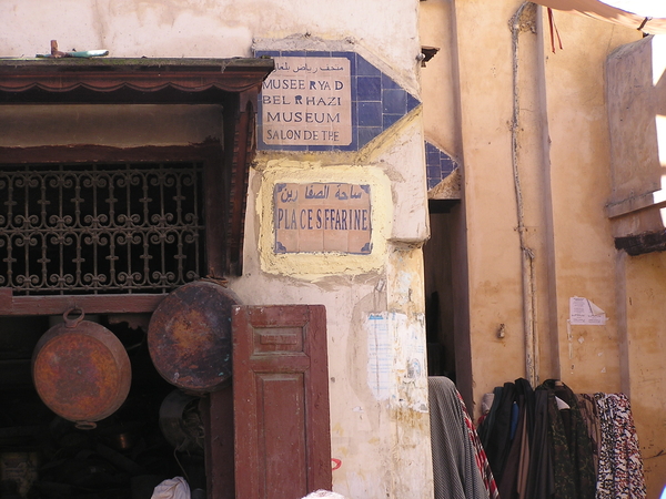 Soms vind je wegwijzers in die wirwar van straatjes