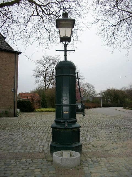 103-Waterpomp op marktplein-Biervliet-NL