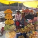 India, Land van contrasten : fruitverkoper