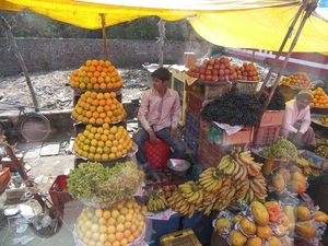 India, Land van contrasten : fruitverkoper