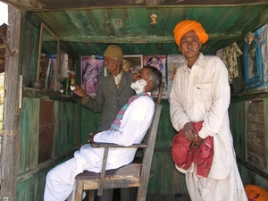 Plaatselijke barbier in Rajasthan