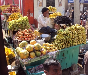 Fruitverkoper langs de weg