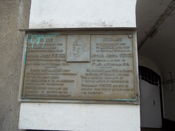 HERDENKINGSPLAAT ALS HULDEBLIJK AAN DE COMMANDANT EN DE BEMANNING