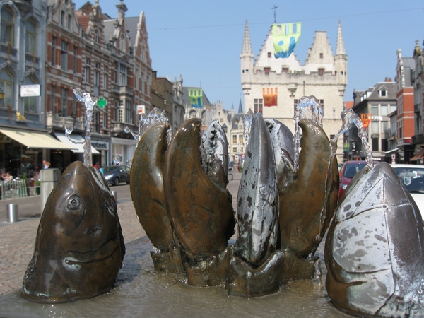 De oude vismarkt met stanbeelden