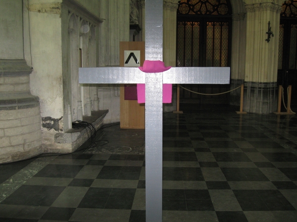 Negende statie: Jezus valt voor de derde maal onder het kruis