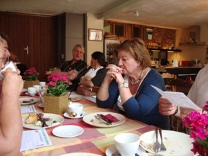 bieke is aan het nagenieten van het eten