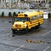 Eenzame schoolbus op parking van Coney Island