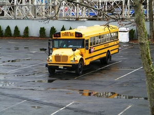 Eenzame schoolbus op parking van Coney Island