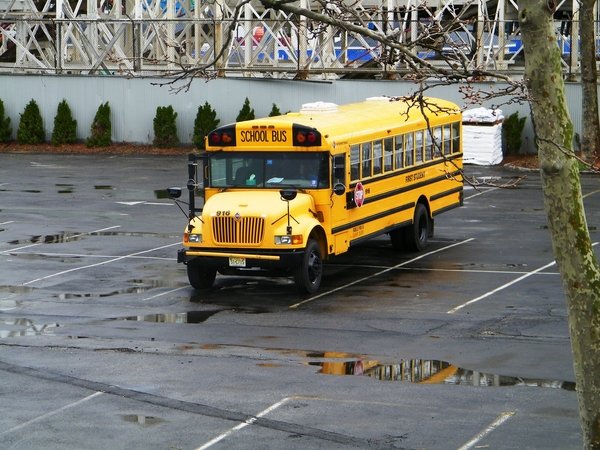 Eenzame schoolbus op parking van Coney Island
