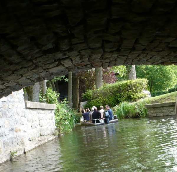 ONDER EEN VAN DE BRUGGETJES