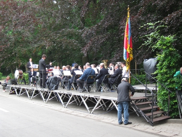 Het vaandel van de fanfare wordt gehesen.