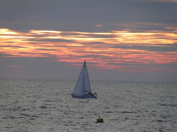 zeilen bij zonsondergang