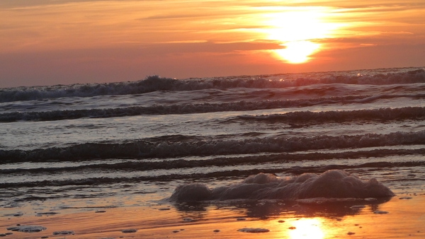 ONDERGAANDE ZON OVER WOELIGE ZEE