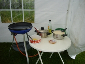 Samen pannenkoeken eten.