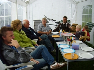 Samen pannenkoeken eten.