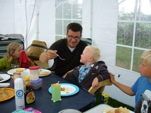 Samen pannenkoeken eten.