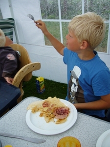 Samen pannenkoeken eten.