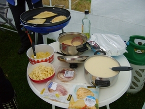 Samen pannenkoeken eten.