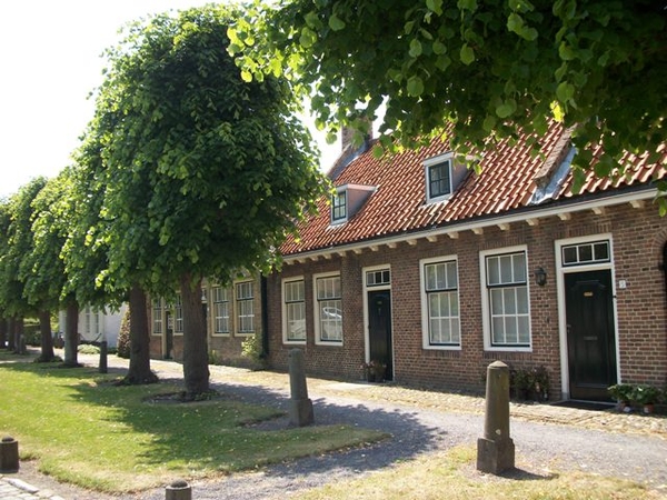 092-Schilderachtig dorpsplein-St-Anna Ter Muiden