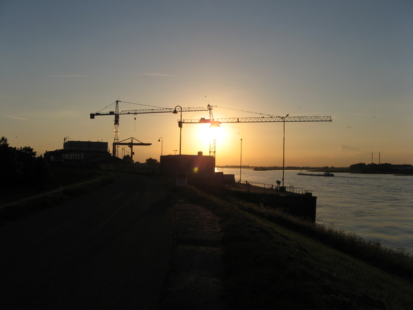 Avondzon boven Scheepswerf BODEWES in Millingen aan de Rijn