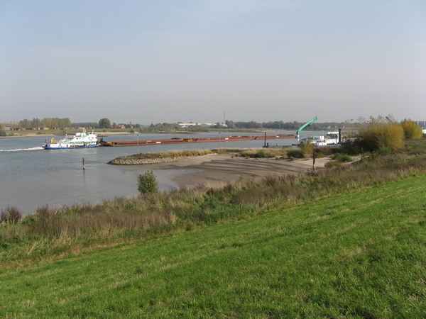 De Rijn stroom opwaarts net voor Millingen aan de Rijn