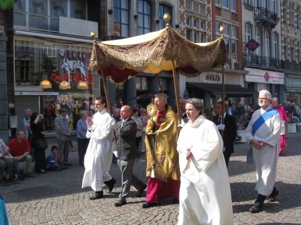 De hulpbisschop van Mechelen met het sacrament.