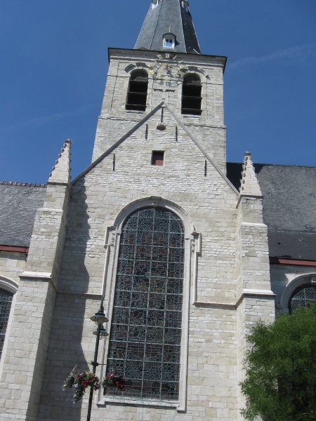De zijkant van de kerk van Lebbeke