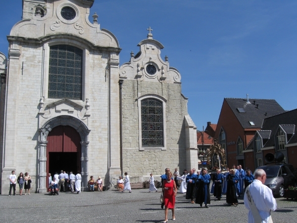 De voorkant van de kerk van Lebbeke