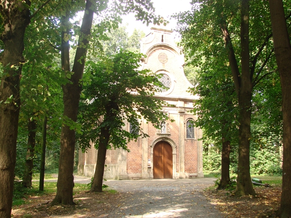 Boskapel - vooraanzicht door de dreef