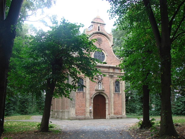 Boskapel - vooraanzicht door de dreef
