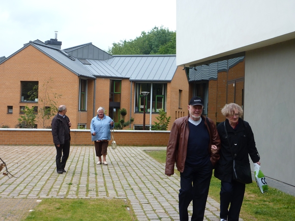 wandelend naar het museum