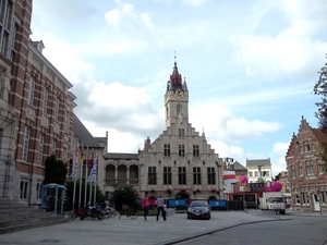 HET STADHUIS VAN DENDERMONDE