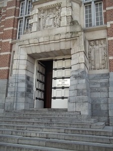 INGANG VAN HET GERECHTSGEBOUW