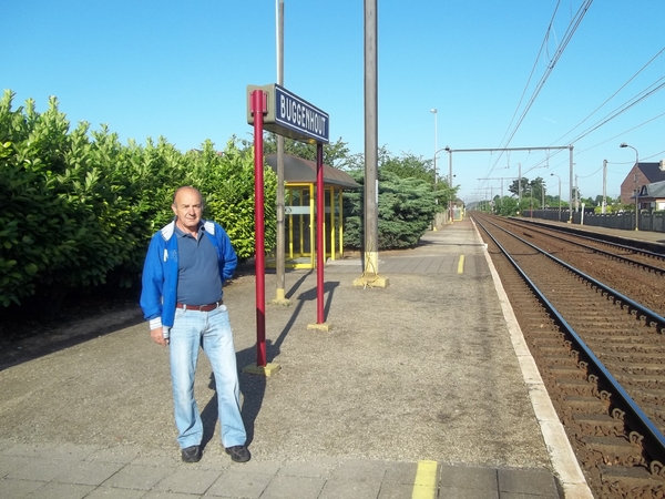 WACHTEN OP DE TREIN IN HET STATION VAN BUGGENHOUT