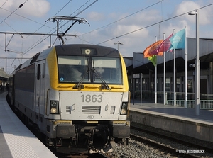 1863 met vlaggen FSN 20141110 als IC1833 naar FSD