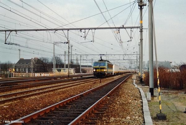 2712 met Eurostar 3309-3310 FNZG 19960405 als E90658_1