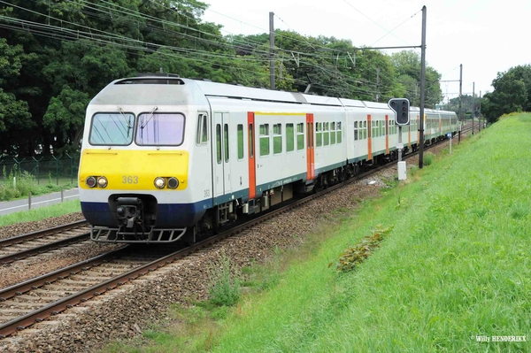 363-381 VLIEGVELD DEURNE 20150820 als IC2936 van FLV naar FN (1)