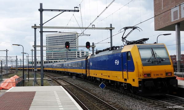 186044 met TD-rijtuig & 186118 achteraan BREDA 20180415_1 (3)