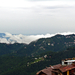 LAAGHANGENDE WOLKEN TUSSEN DE HEUVELS IN SHIMLA