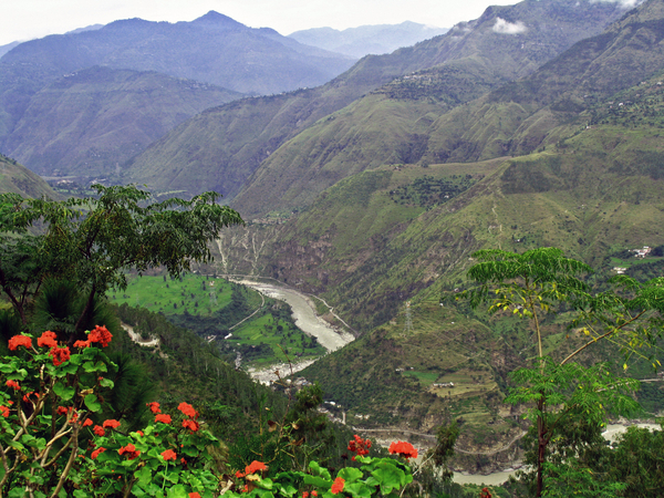 ZIJRIVIER VAN DE SUTLEJ RIVIER DIEP IN DE VALLEI