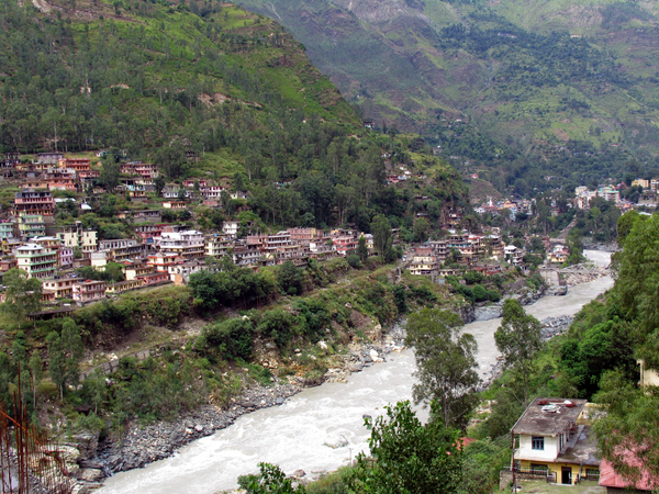 DE SUTLEJ RIVIER STROOMT DOOR RAMPUR