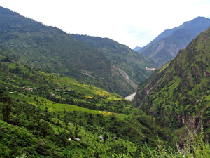 DE SUTLEJ RIVIER MURMT ZICH TUSSEN DE BERGEN