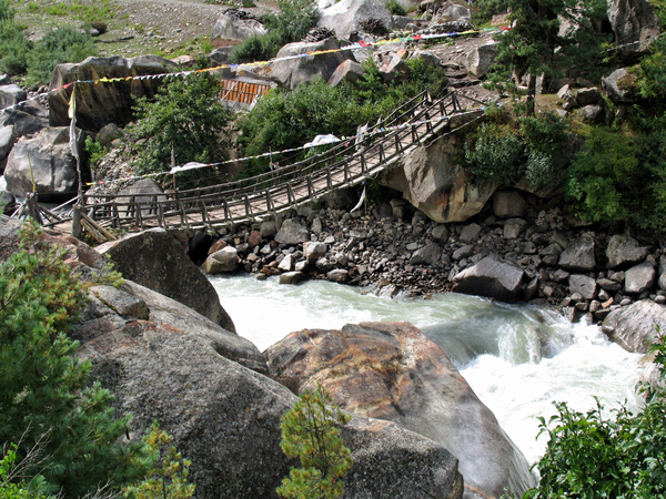 BIJ EEN WATERVAL EEN GAMMEL BRUGGETJE IN RAKCHAM