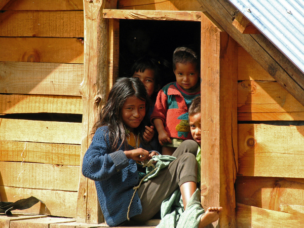 KINDEREN IN DE DEUROPENING IN RAKCHAM