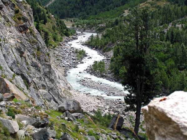 DE BASPA RIVIER SLINGERT ZICH DOOR DE VALLEIEN