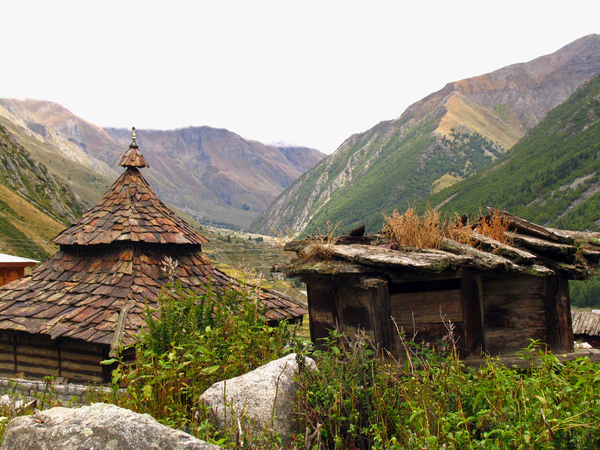 UITZICHT OVER DE DAKEN NAAR DE VALLEI NABIJ CHITKUL