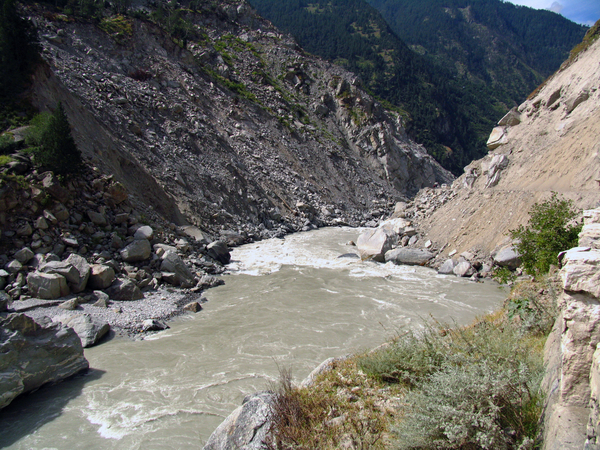 TERUG BIJ DE WOELIGE SUTLEJ RIVIER